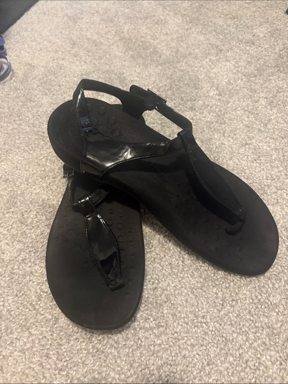 Vionic Palisades size 8 t strap arch support sandle in black patent leather